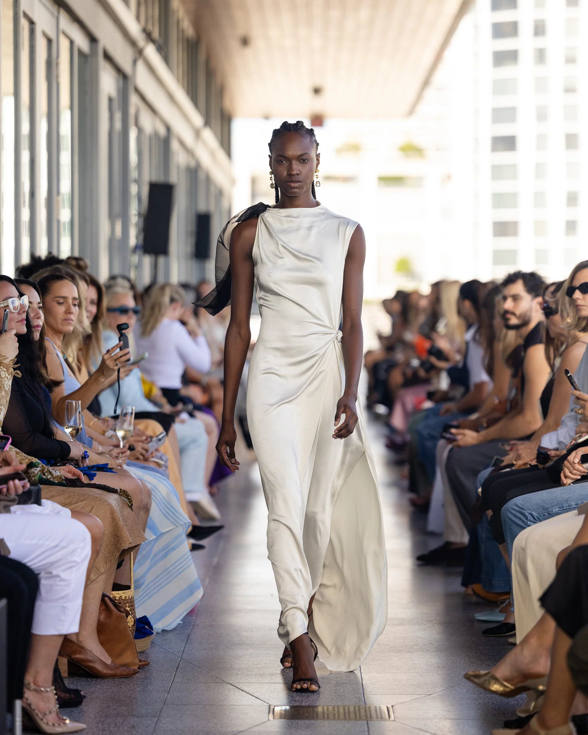 Vestido Blanco Con Lazo De Organza