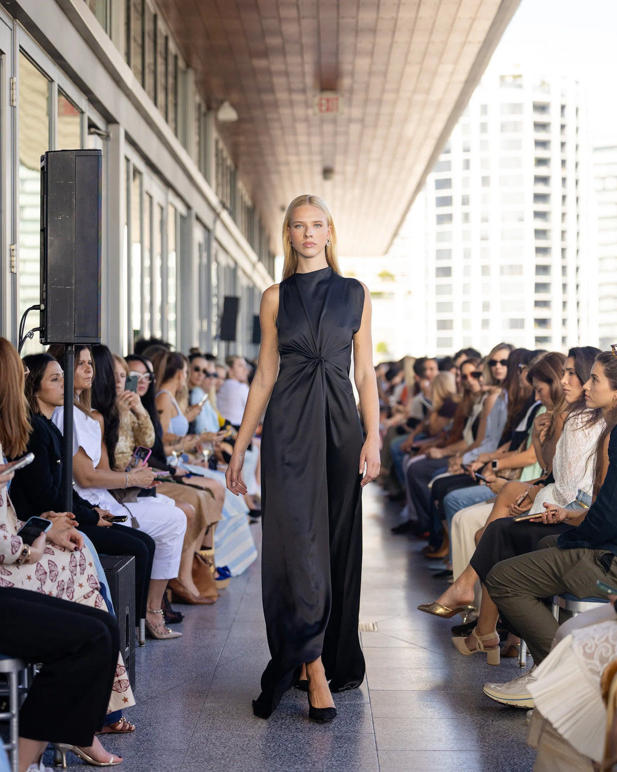 Vestido Largo Negro Con Drapeado Frontal