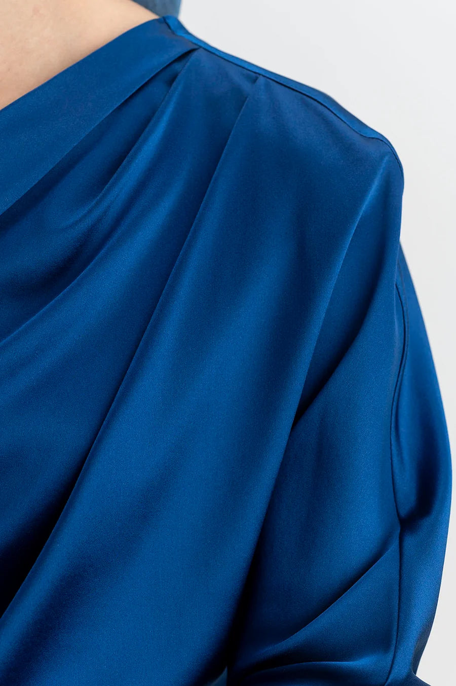 Blusa Drapeada Asimétrica Azul